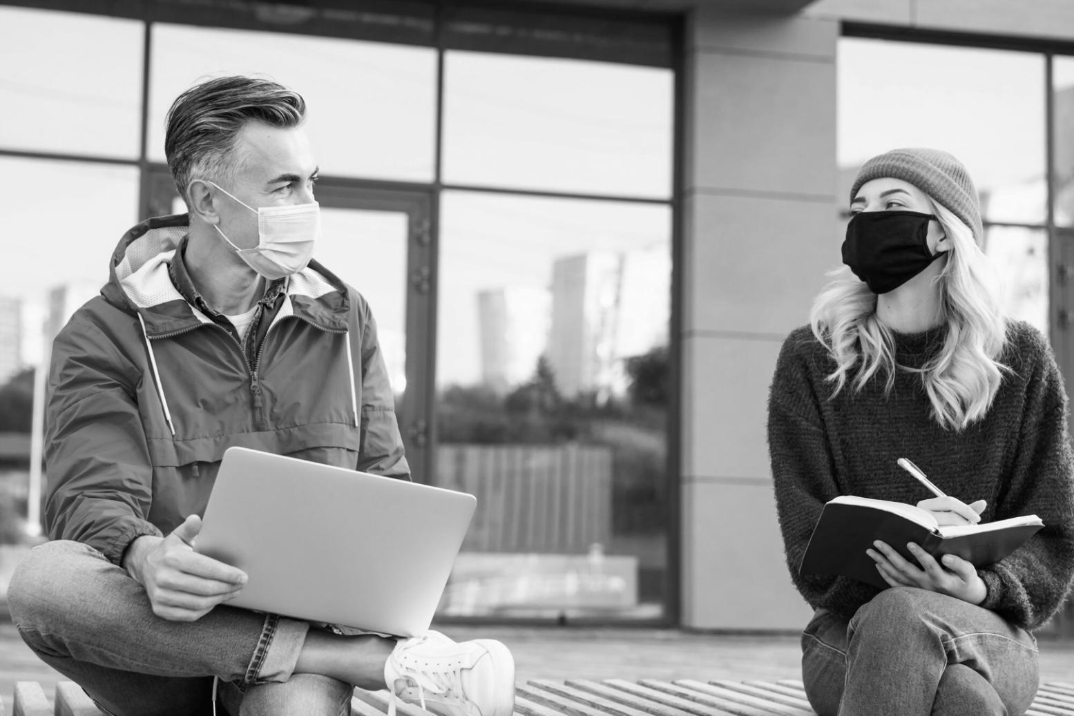 Personne travaillant sur un ordinateur portable avec des graphiques financiers